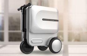 Airwheel SE3は普通のスーツケースを超えっており、個人の移動設備として登場しています。